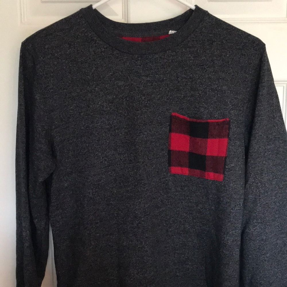 Long sleeve crew neck sweater with front pocket